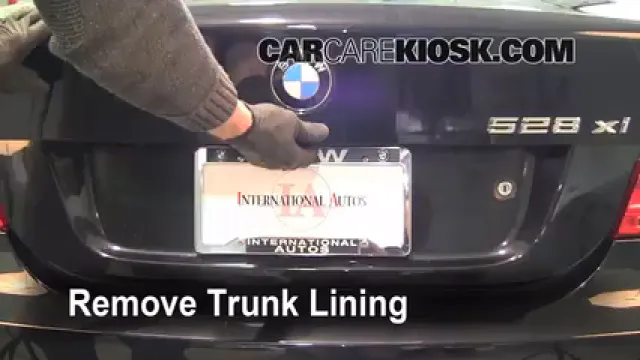 2008 BMW 528xi 3.0L 6 Cyl. Levantar auto Usar el gato para levantar el auto
